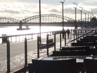 Wahnsinnig romantischer Blick von unserer Terrasse direkt am Rhein in Köln: Mieten Sie unsere Räume für Ihre Feier!