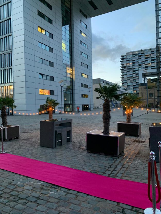 Außenbereich mit Terrasse für Hochzeitsparty im Pe303 In Köln am Rhein