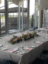 Festlich gedeckter Tisch mit Platzkarten in Köln