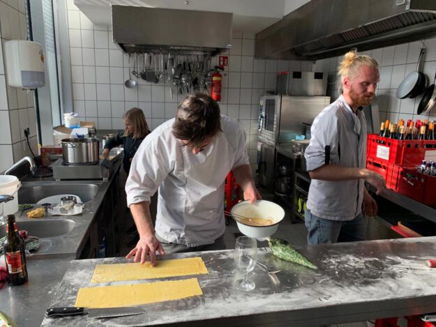 Küchenteam bereitet Hochzeitsessen zu in Köln