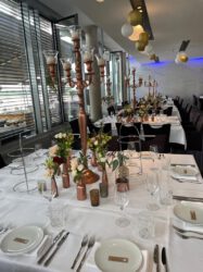Kerzenständer und weiße Tischdecken – Hochzeit feiern im Pe303 in Köln