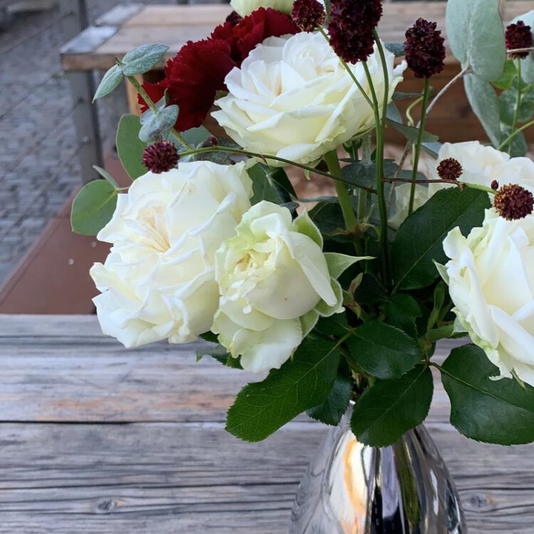 Blumenschmuck, Tischdeko für die Hochzeitsfeier in Köln